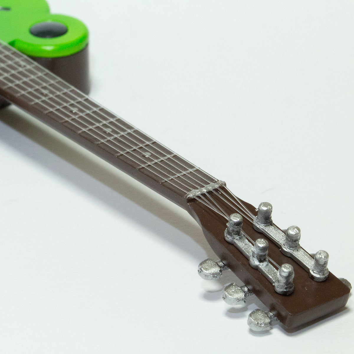 クラシックで可愛いカエル型のアコースティックギター