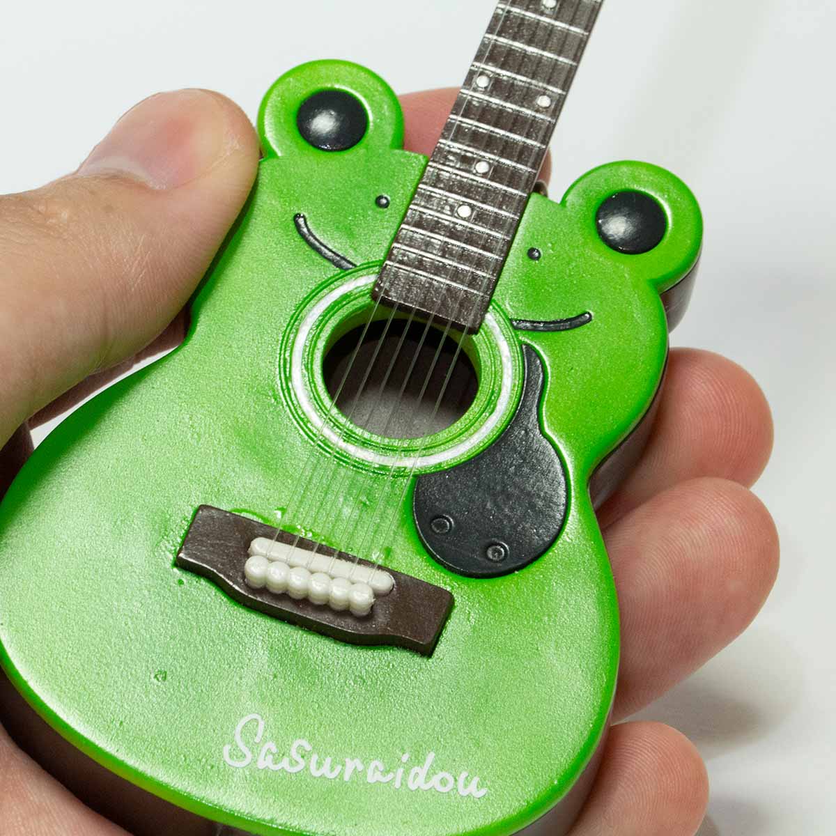 クラシックで可愛いカエル型のアコースティックギター