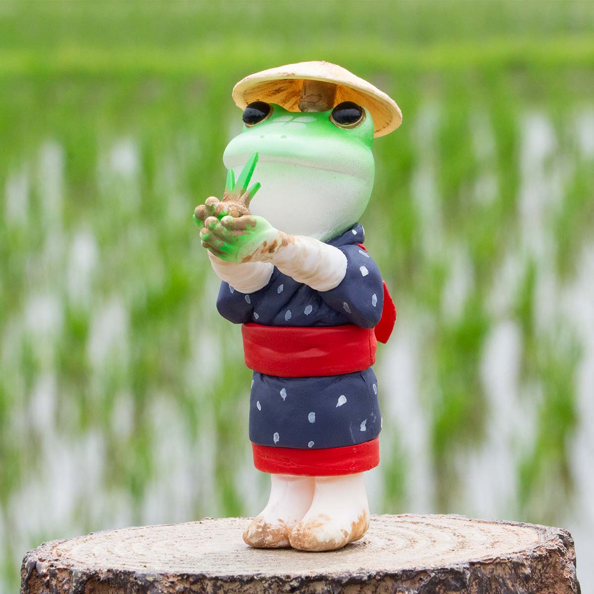 田植えと日本の文化を見守るカエルの縁起物